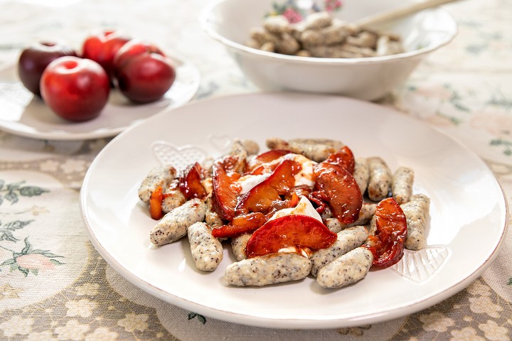 Poppy seed dumplings with blums