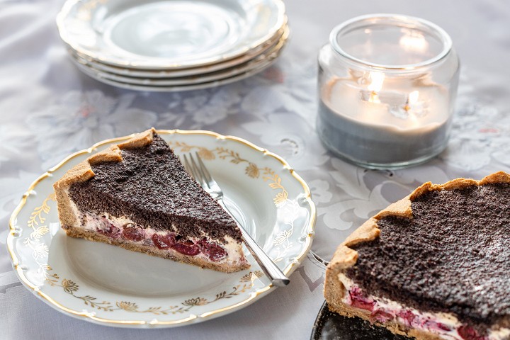 Cherry Crumble Cheesecake with poppy seeds