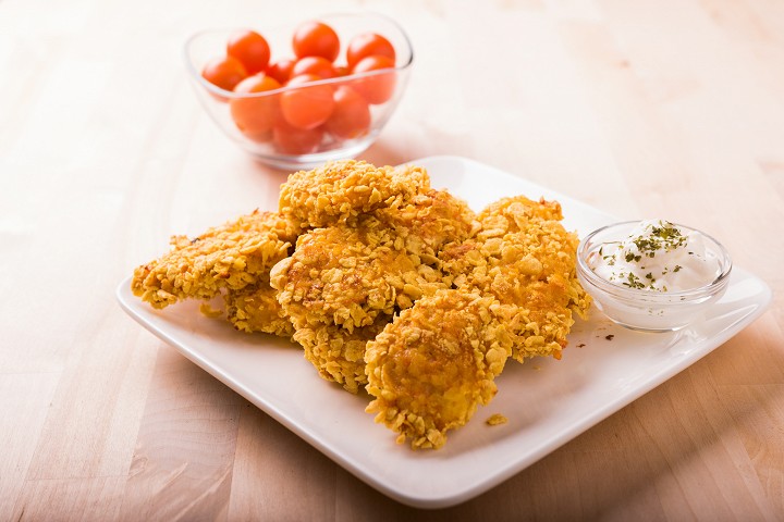 Crunchy chicken strips with garlic dip