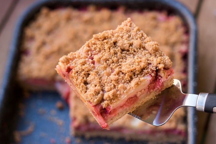 Crumb cake with pudding and strawberries